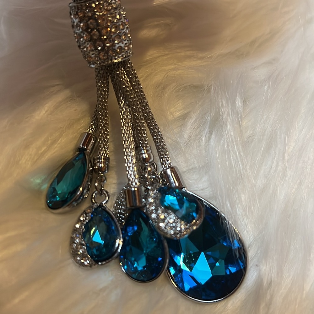 NEW💙🩶 elegant keychain - Picture 8 of 14